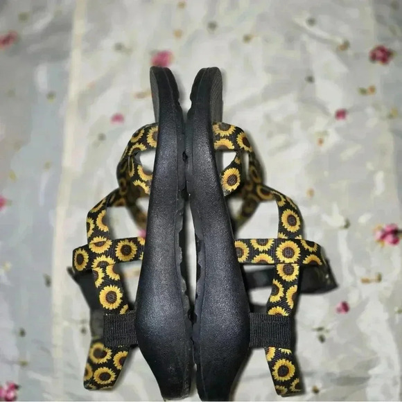 Sunflower 🌻 Chacos sz 9 - Picture 5 of 7